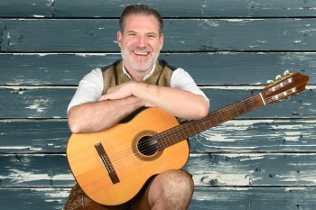 „Auf geht´s!“ – Das neue Programm des Musik-Kabarettisten Vogelmayer
