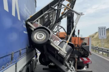 Lkw kracht in Sicherungsanhänger