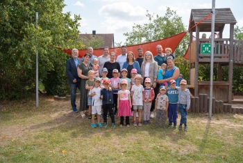 Neuer Sonnenschutz für den Kindergarten Ebenried