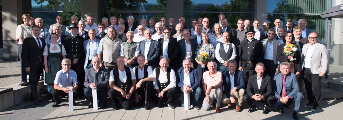 53 Handwerker für 35 Jahre Meisterleistung geehrt - Handwerkskammer verleiht Goldene Meisterbriefe in Neumarkt