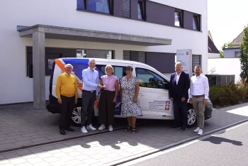 Neuntes VRmobil für die Caritas: Raiffeisenbank übergibt rollstuhlgerechten VW Caddy
