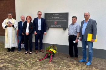 Erinnerungstafel auf dem Stadtfriedhof enthüllt