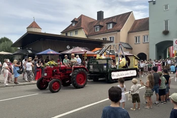 Bunte Wägen und strahlende Gesichter: Der Volksfestzug begeistert Neumarkt