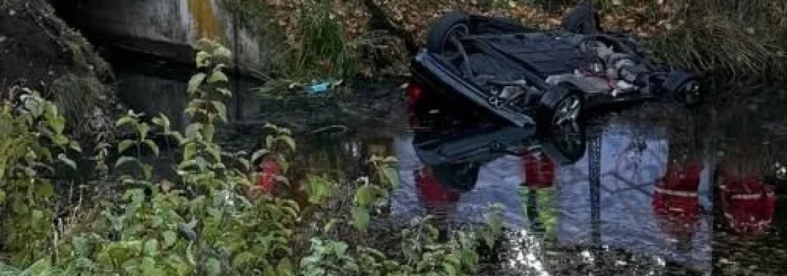 Tödlicher Verkehrsunfall im Stadtgebiet - Auto landet im Kanal